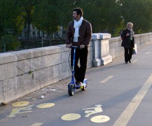 [RDA] Les trottinettes électriques et autres engins du même type peuvent-ils circuler sur les trottoirs ?