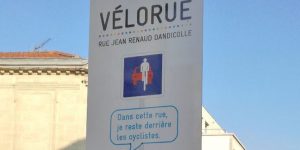 Bordeaux : une rue où la voiture doit rester derrière le vélo