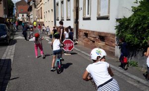 Des rues aux enfants devant chaque école ?