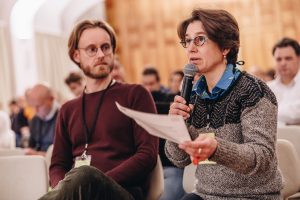 Paris, 6 février 2026 – Grand Oral « Le vélo transforme Paris », organisé par l’association Paris en Selle et soutenu par l’ONG CleanCities Campaign. Les candidats ou leurs représentants à la mairie de Paris se succèdent sur scène devant un public attentif pour exposer leurs visions et propositions en matière de mobilité cyclable et de transformation de l’espace urbain à l’approche des élections municipales de mars 2026. L’événement, animé par la consultante en mobilités Marie Huyghe, s’est tenu de 19 h à 21 h à la Cité Universitaire de Paris et a été diffusé en direct sur la chaîne YouTube de l’association, soulignant l’importance croissante du vélo comme enjeu politique et urbain dans la capitale.