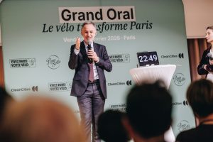 Paris, 6 février 2026 – Grand Oral « Le vélo transforme Paris », organisé par l’association Paris en Selle et soutenu par l’ONG CleanCities Campaign. Les candidats ou leurs représentants à la mairie de Paris se succèdent sur scène devant un public attentif pour exposer leurs visions et propositions en matière de mobilité cyclable et de transformation de l’espace urbain à l’approche des élections municipales de mars 2026. L’événement, animé par la consultante en mobilités Marie Huyghe, s’est tenu de 19 h à 21 h à la Cité Universitaire de Paris et a été diffusé en direct sur la chaîne YouTube de l’association, soulignant l’importance croissante du vélo comme enjeu politique et urbain dans la capitale.